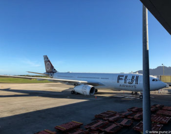 Wien - Frankfurt 1,5 Std. Wartezeit 4 Std. Frankfurt - Hongkong 11 Std. Wartezeit 10 Std. Hongkong - Nadi 10 Std. 1 EUR = 2,45 Fiji Dollar Zeitverschiebung ist +10Std auf MEZ-Sommerzeit